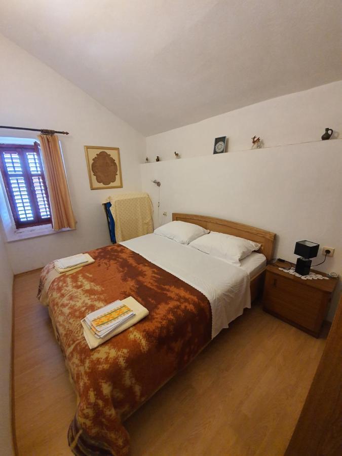 Apartment And Rooms Lucica Komiza Bagian luar foto