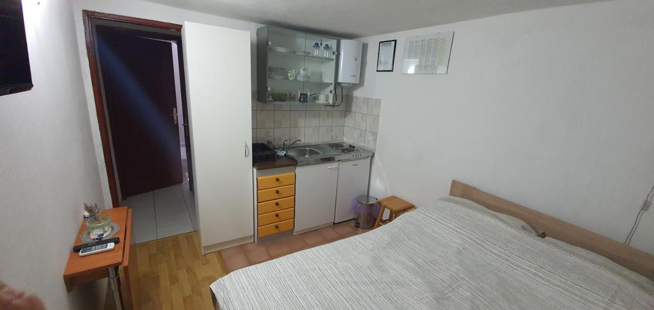 Apartment And Rooms Lucica Komiza Bagian luar foto