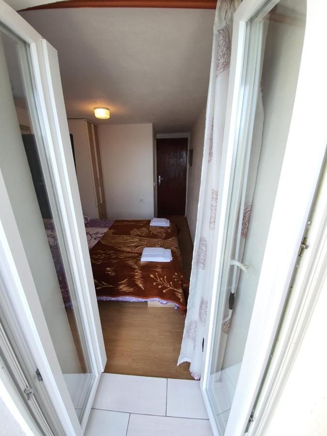 Apartment And Rooms Lucica Komiza Bagian luar foto