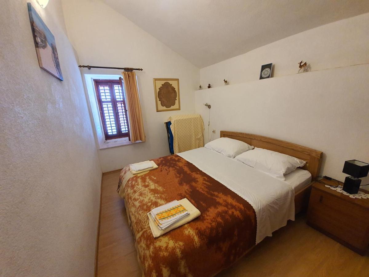 Apartment And Rooms Lucica Komiza Bagian luar foto