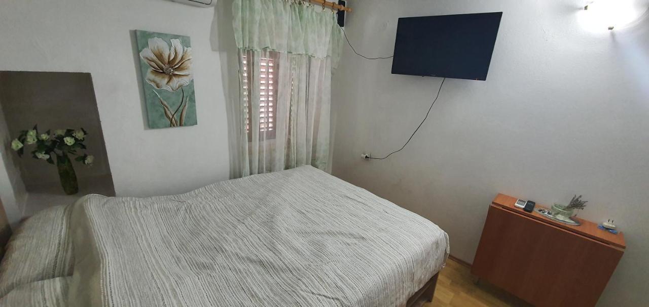 Apartment And Rooms Lucica Komiza Bagian luar foto