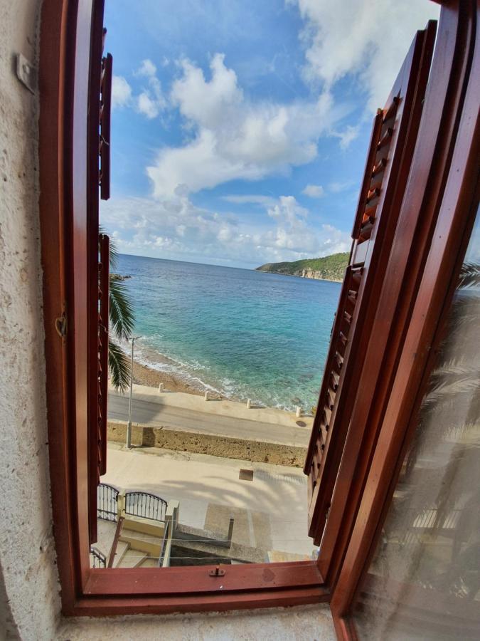 Apartment And Rooms Lucica Komiza Bagian luar foto
