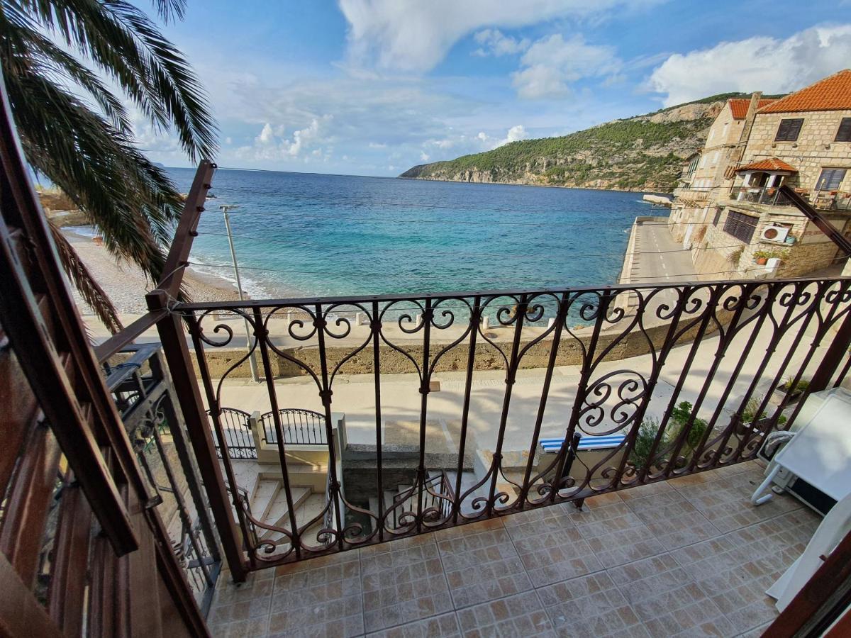 Apartment And Rooms Lucica Komiza Bagian luar foto