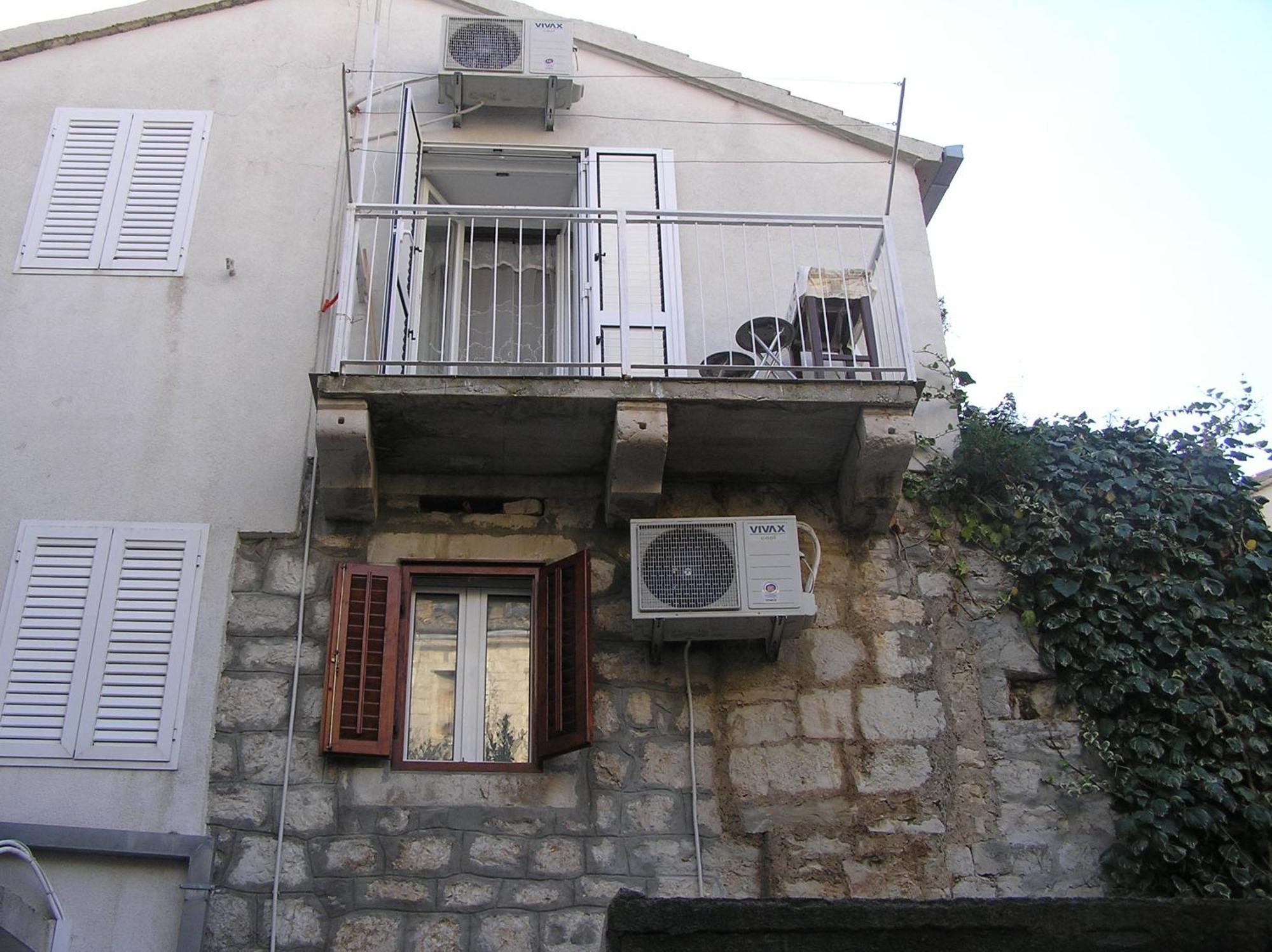 Apartment And Rooms Lucica Komiza Bagian luar foto