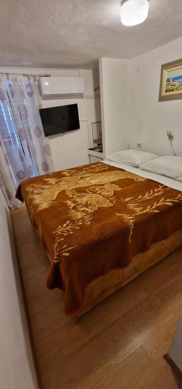 Apartment And Rooms Lucica Komiza Bagian luar foto