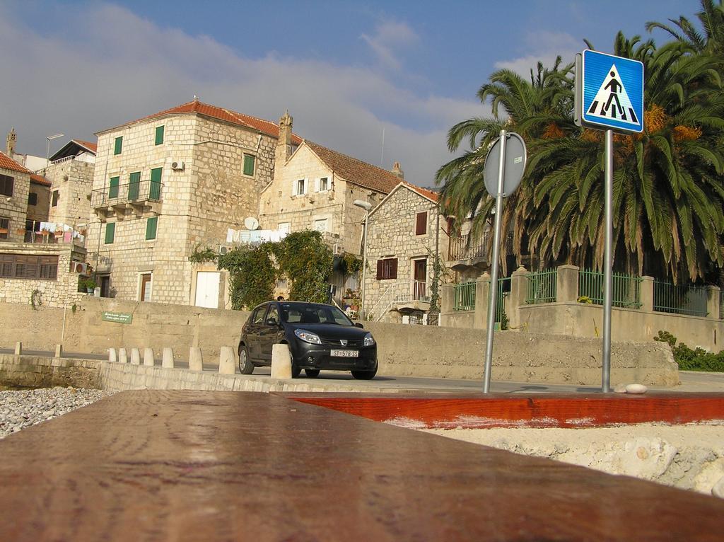 Apartment And Rooms Lucica Komiza Bagian luar foto