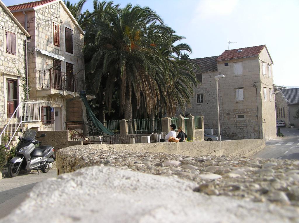 Apartment And Rooms Lucica Komiza Bagian luar foto
