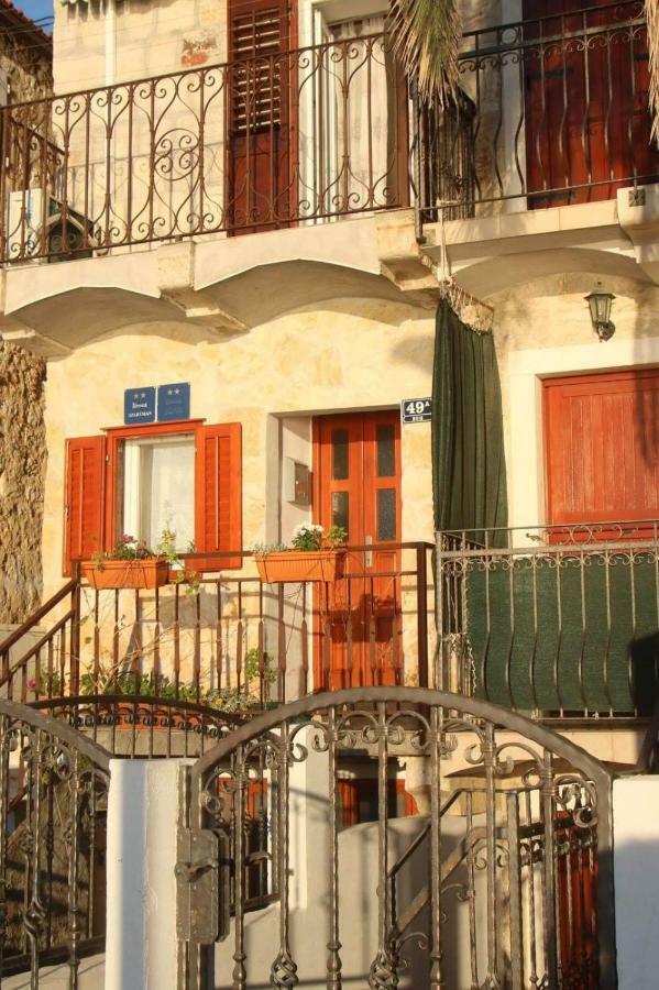 Apartment And Rooms Lucica Komiza Bagian luar foto