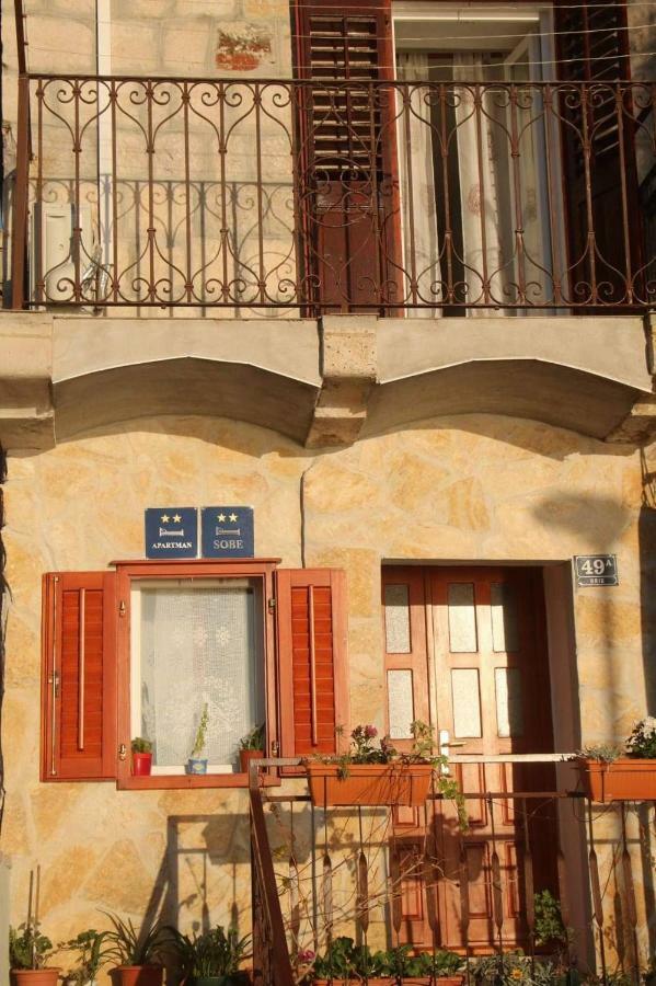 Apartment And Rooms Lucica Komiza Bagian luar foto