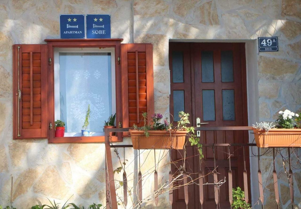 Apartment And Rooms Lucica Komiza Bagian luar foto