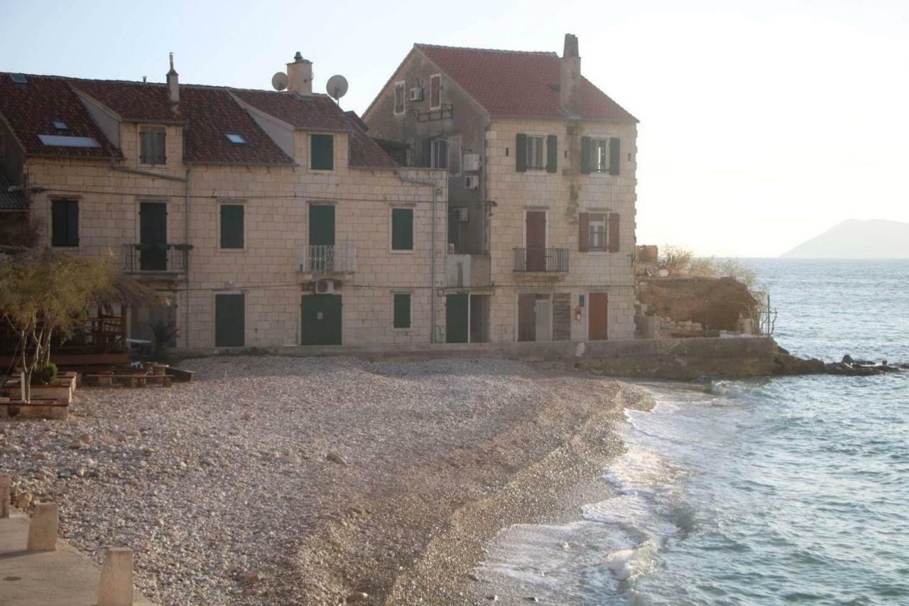Apartment And Rooms Lucica Komiza Bagian luar foto