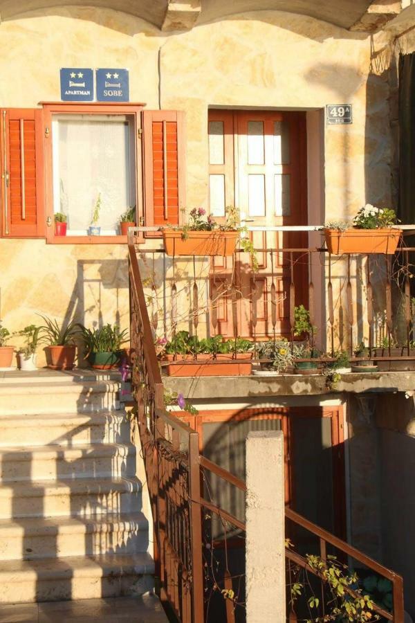 Apartment And Rooms Lucica Komiza Bagian luar foto