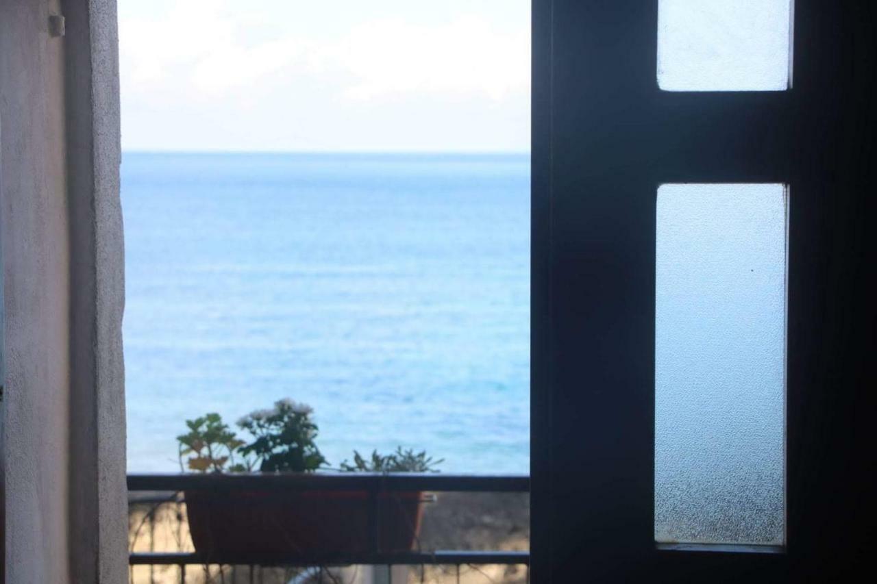 Apartment And Rooms Lucica Komiza Bagian luar foto